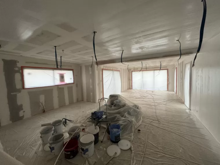 Travaux de ponçage et de peinture au Cellier., Malville, RE2J